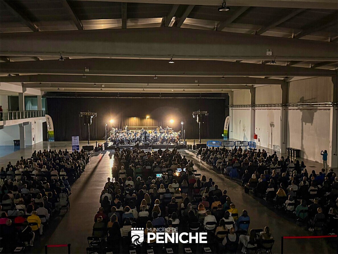 Um Mar de Gente no Pavilhão Multiusos de Peniche para o Concerto da Banda Sinfónica da PSP