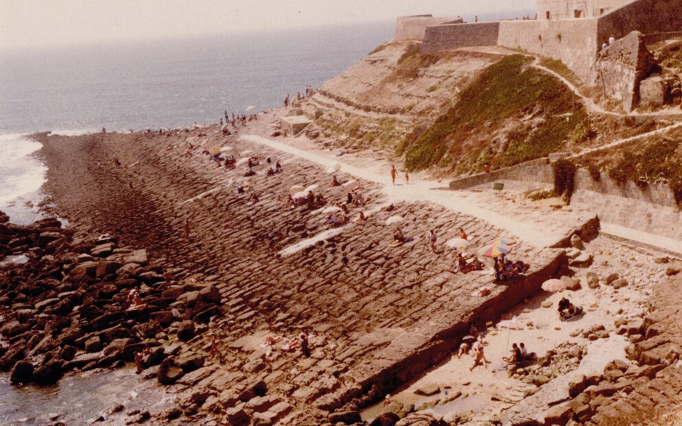 Banhistas sobre a laje da Consola&ccedil;&atilde;o, anos 80 do s&eacute;c. XX