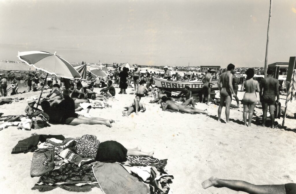 Vista sobre a praia do Molhe Leste a partir de Supertubos, 1970-80 View over Molhe Leste Beach from Supertubos, 1970-80