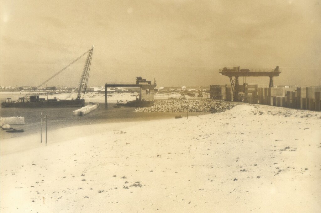 Obras de construção do Molhe Leste e Porto de Peniche, junho de 1978
