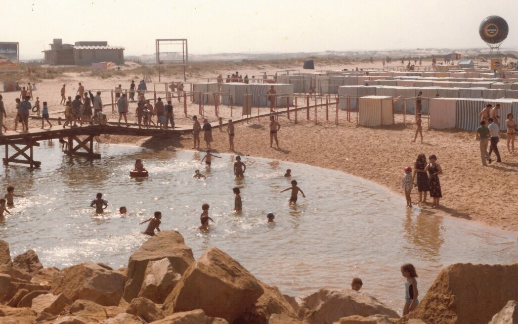 Praia do Molhe Leste e foz do rio de S. Domingos, d&eacute;cada de 1980