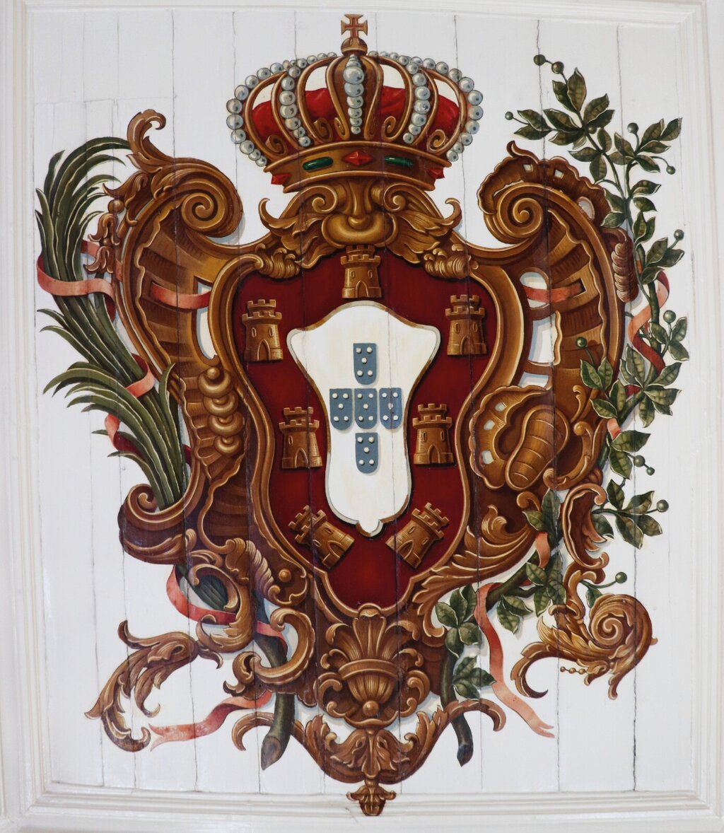 Bras&atilde;o da Sala de Sess&otilde;es do Edif&iacute;cio dos Pa&ccedil;os do Concelho