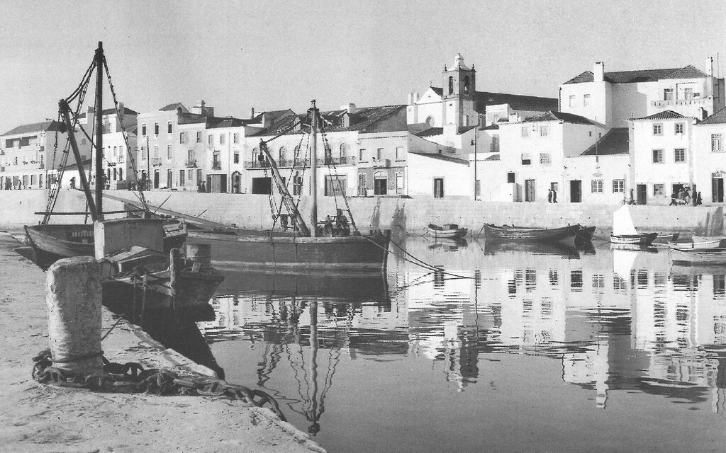 Vista sobre a Avenida do Mar, antiga Rua do Cais, com o edif&iacute;cio da Alf&acirc;ndega, 1952, fotografia de Lu&iacute;s Correia Peixoto
