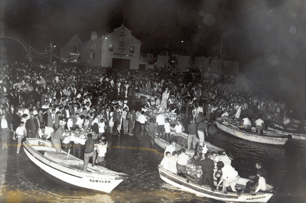 Festa em honra de N.&ordf; Sr.&ordf; da Boa Viagem, prociss&atilde;o mar&iacute;tima noturna, d&eacute;cada de 1970