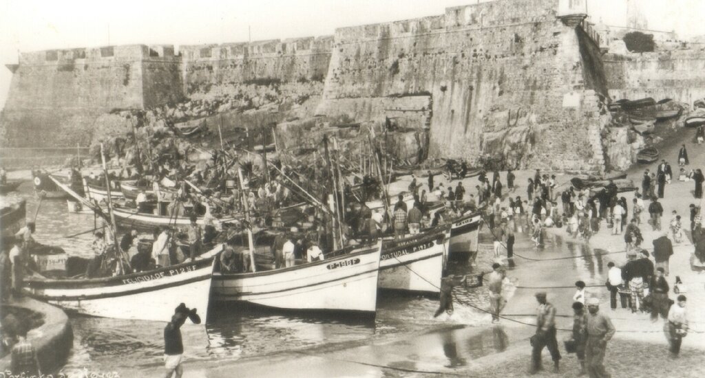 Ribeira ou Portinho de Revez, com Fortaleza de Peniche em segundo plano, 1936, fotografia de Francisco Salvador