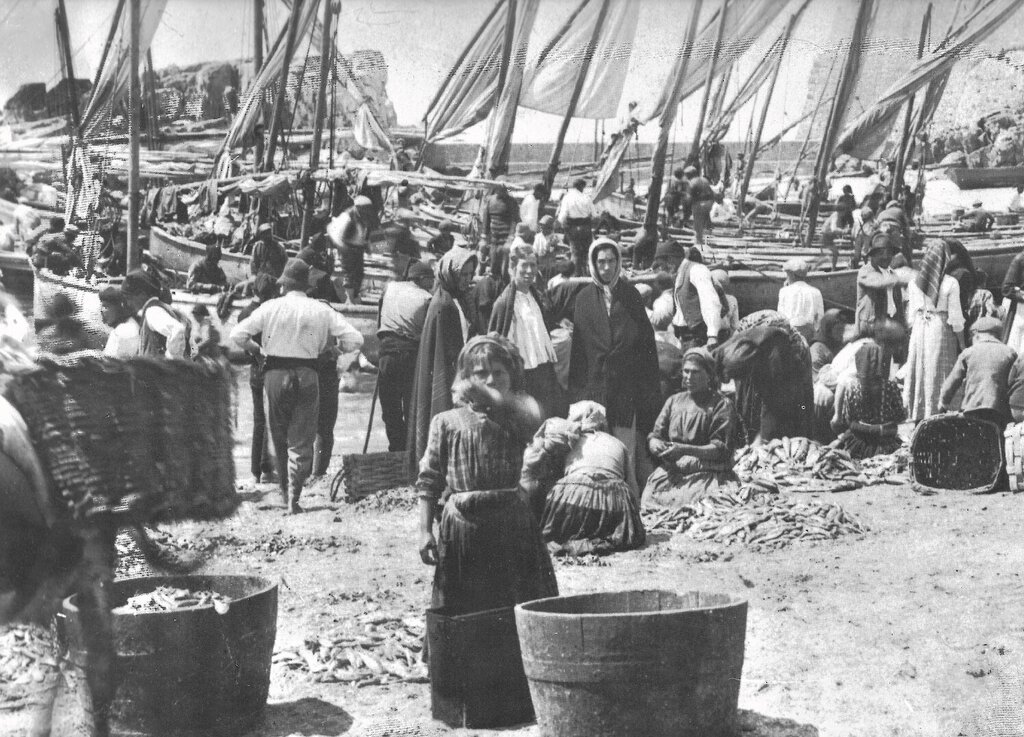 Traineira junto ao cais da Ribeira, com a Estação de Socorros a Náufragos e o Forte das Cabanas em segundo plano, 1970-74, fotografia de António Correia Faustino
