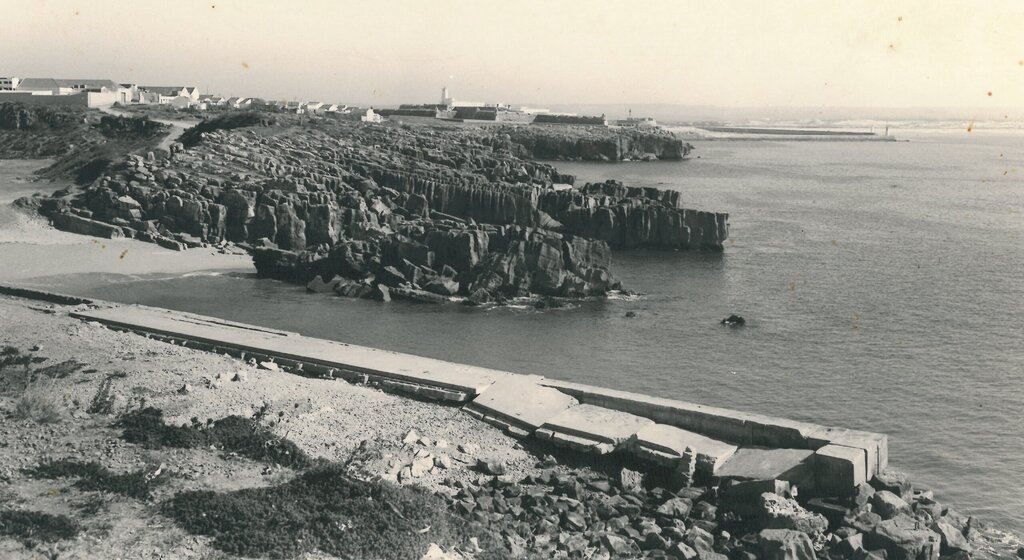Vista sobre a praia do Porto da Areia Sul, Bairro do Visconde e Fortaleza de Peniche, d&eacute;cada de 1970