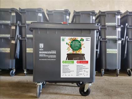 Contentores de 800 L para deposi&ccedil;&atilde;o seletiva de biorres&iacute;duos alimentares.