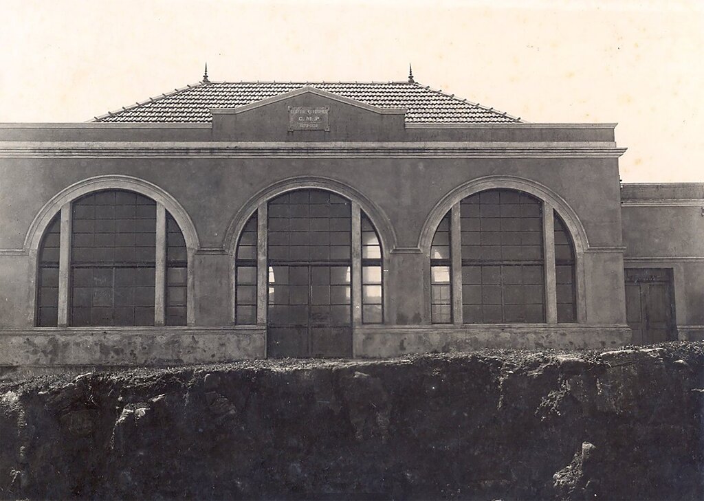 Fotografia da antiga Central El&eacute;trica, da autoria de F. Chaves (Museu Municipal de Peniche).