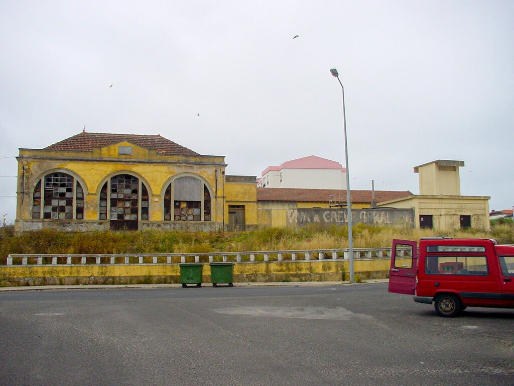 Edif&iacute;cio da Antiga Central El&eacute;trica de Peniche antes das obras de reabilita&ccedil;&atilde;o.