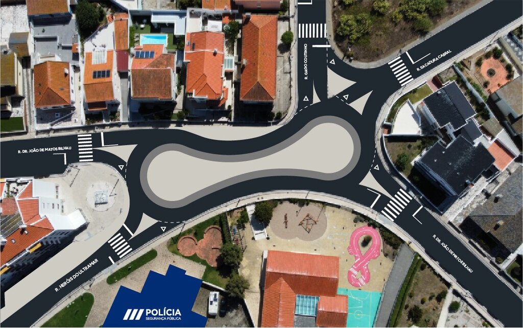 Vista a&eacute;rea com solu&ccedil;&atilde;o provis&oacute;ria de circula&ccedil;&atilde;o rodovi&aacute;ria em cruzamento na cidade de Peniche.